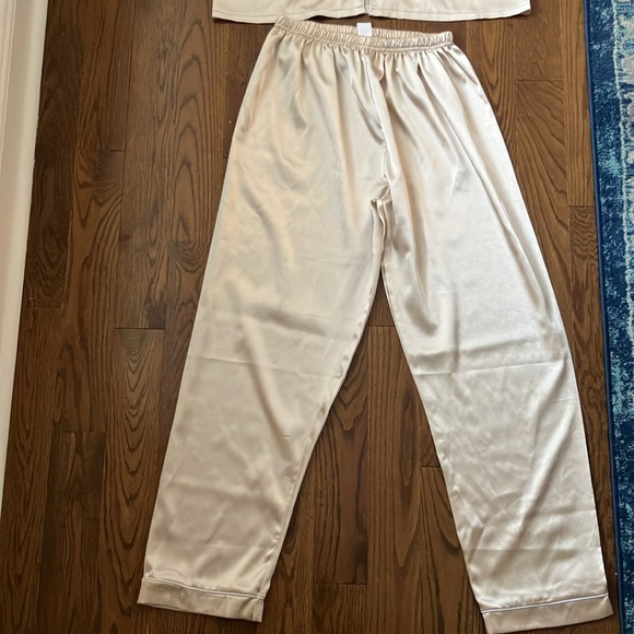 Champagne colored pajamas silk size large - Picture 2 of 4